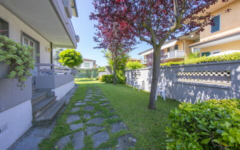 Pontremoli Apartments: Pianta, Proprietà, Costruzione, Manto Stradale, Albero, Vegetazione, Urban Design, Erba, Cielo, Shade