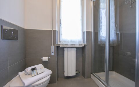 Pontremoli Apartments: Proprietà, Costruzione, Comfort, Pavimentazione, Pavimento, Porta, Casa, Bagno, Immobiliare