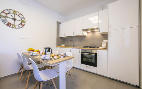Pontremoli Apartments: Mobilia, Cabinetry, Controsoffitto, Elettrodomestico Da Cucina, Tavolo, Cucina, Interior Design, Costruzione, Casa, Legna