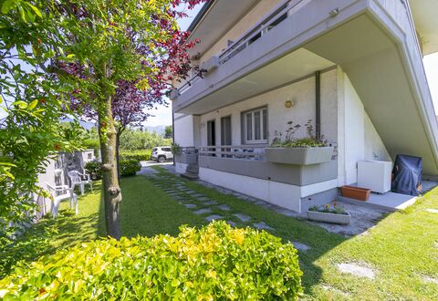Pontremoli Apartments: Pianta, Costruzione, Proprietà, Foglia, Botanica, Erba, Albero, Shade, Urban Design, Quartiere
