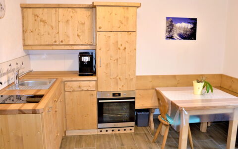 Wiesenhof: Mobilia, Tavolo, Cabinetry, Lavandino Della Cucina, Legna, Controsoffitto, Lavello, Elettrodomestico Da Cucina, Pavimentazione, Costruzione