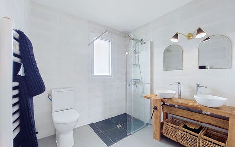 Les Lagons du Lividic: Idraulico Fixture, Bagno, Pavimentazione, Pavimento, Interior Design, Lavello, Gabinetto, Mobiletto Del Bagno, Lavandino Del Bagno, Rubinetto
