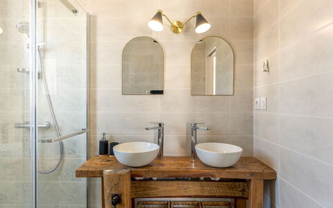 Les Lagons du Lividic: Specchio, Rubinetto, Idraulico Fixture, Lavandino Del Bagno, Lavello, Proprietà, Mobilia, Mobiletto Del Bagno, Bagno, Costruzione