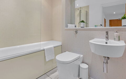 Canary Wharf 302: Bagno, Interior Design, Pavimentazione, Idraulico Fixture, Pavimento, Gabinetto, Idraulico, Vasca Da Bagno, Rubinetto, Lavello