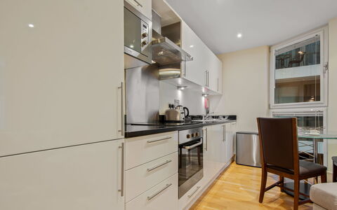 Canary Wharf 302: Pavimentazione, Interior Design, Controsoffitto, Legna, Pavimento, Cucina, Elettrodomestico Da Cucina, Mobilia, Cabinetry, Soffitto