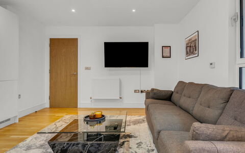 Lanterns Court 2: Arbusto, Giardino, Zona Residenziale, Comunita 'Impianto, Lotto, Groundcover, Landscaping, Backyard, Cortile