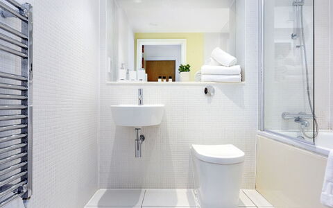 Amber Court 1: Proprietà, Lavello, Bianca, Rubinetto, Idraulico Fixture, Bagno, Specchio, Viola, Costruzione