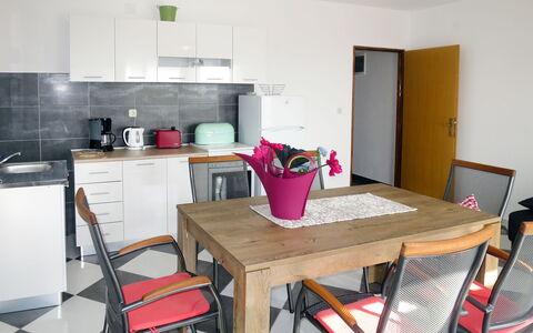 Tomislav: Tavolo, Mobilia, Proprietà, Sedia, Cabinetry, Controsoffitto, Interior Design, Illuminazione, Legna, Pavimentazione