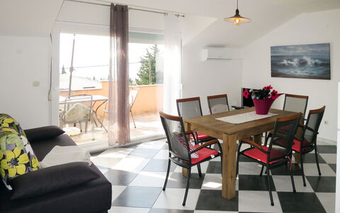 Tomislav: Tavolo, Mobilia, Proprietà, Sedia, Costruzione, Legna, Interior Design, Rettangolo, Pavimentazione, Soggiorno
