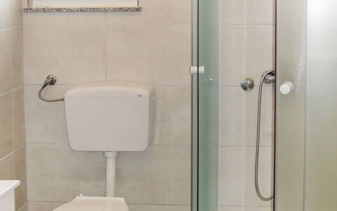 Tomislav: Idraulico Fixture, Proprietà, Fotografia, Toilet Seat, Bianca, Bagno, Gabinetto, Viola, Interior Design