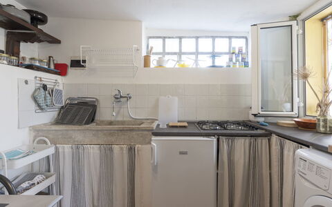 Casetta Porta Verde: Lavandino Della Cucina, Lavello, Cabinetry, Proprietà, Controsoffitto, Rubinetto, Finestra, Cucina Stufa, Cucina, Elettrodomestico Da Cucina