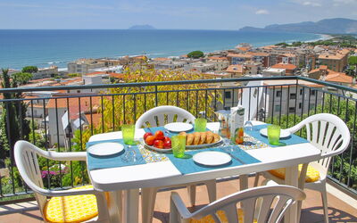 Sperlonga 180: Cielo, Tavolo, Costruzione, Mobilia, Proprietà, Giorno, Pianta, Sedia, Tavolo Esterno, Nube
