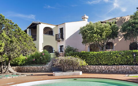 Porto Cervo 624: Acqua, Cielo, Pianta, Piscina, Albero, Arecales, Shade, Urban Design, Tempo Libero, Erba