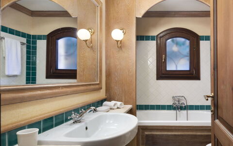 Porto Cervo 624: Bagno, Idraulico Fixture, Lavandino Del Bagno, Lavello, Interior Design, Rubinetto, Specchio, Pavimentazione, Idraulico, Pavimento