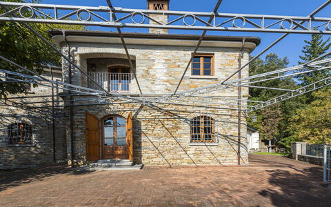 Villa Montignoso: Proprietà, Cielo, Finestra, Costruzione, Legna, Porta, Energia Elettrica, Casa, Zona Residenziale