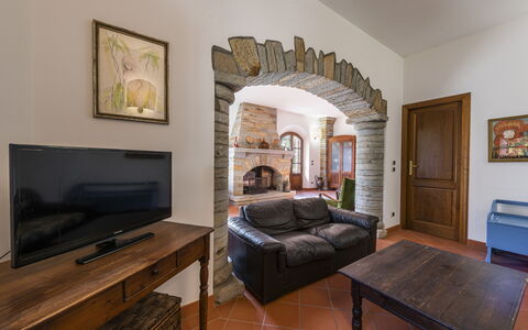 Villa Montignoso: Cornice, Mobilia, Tavolo, Costruzione, Divano, Comfort, Legna, Interior Design, Architettura, Cassetto