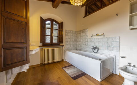 Villa Montignoso: Vasca Da Bagno, Proprietà, Idraulico Fixture, Finestra, Legna, Bagno, Cornice, Rubinetto, Interior Design