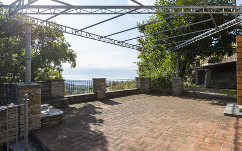 Villa Montignoso: Cielo, Nube, Giorno, Proprietà, Pianta, Shade, Manto Stradale, Zona Residenziale, Erba, Albero