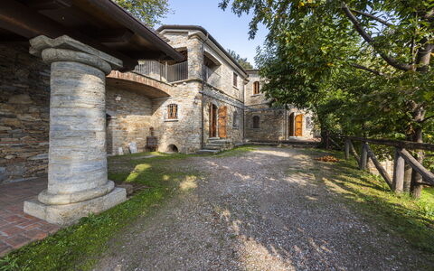 Villa Montignoso: Pianta, Proprietà, Costruzione, Cielo, Finestra, Albero, Casa, Manto Stradale, Villetta, Erba