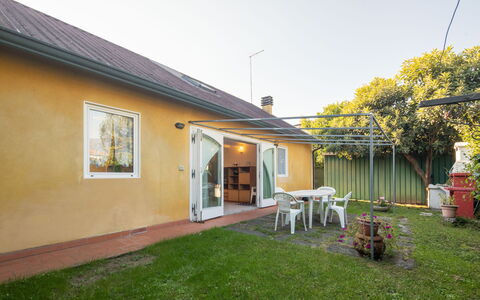 Villa Isola: Pianta, Cielo, Costruzione, Finestra, Sedia, Albero, Villetta, Lotto, Erba, Street Luce