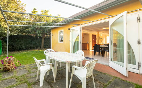 Villa Isola: Mobilia, Pianta, Tavolo, Proprietà, Finestra, Costruzione, Sedia, Shade, Porta, Tavolo Esterno