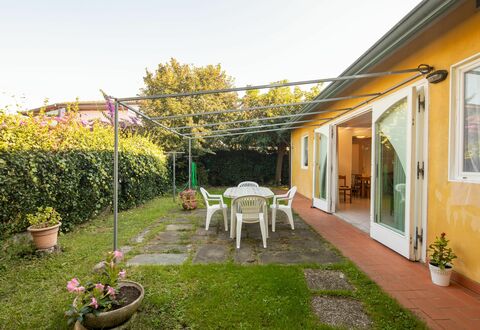 Villa Isola: Pianta, Cielo, Mobilia, Finestra, Vaso Di Fiori, Costruzione, Fiore, Sedia, Pianta Della Casa, Erba