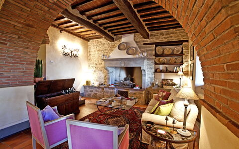 Villa Adelfa: Mobilia, Proprietà, Cornice, Divano, Sedia, Interior Design, Legna, Soggiorno, Tavolo, Brick