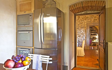 Villa Adelfa: Mobilia, Cibo, Tavola, Costruzione, Cabinetry, Tavolo, Porta, Legna, Illuminazione, Interior Design