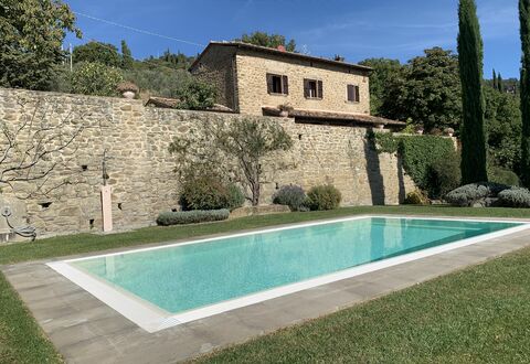 Villa Adelfa: Acqua, Cielo, Costruzione, Pianta, Azzurro, Piscina, Finestra, Rettangolo, Albero, Lotto