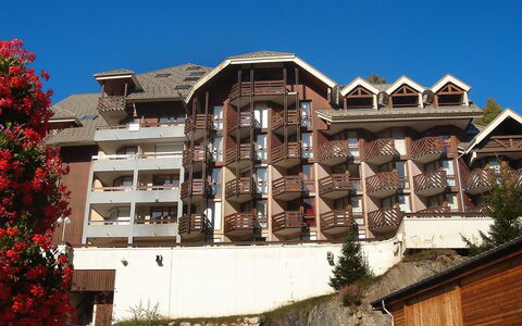 La Grande Chaume: Proprietà, Casa, Casa, Zona Residenziale, Costruzione, Architettura, Immobiliare, Tetto, Estate, Cielo
