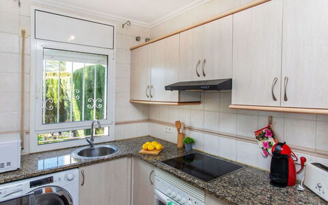 Villa Zefir: Controsoffitto, Lavandino Della Cucina, Rubinetto, Cabinetry, Lavello, Proprietà, Idraulico Fixture, Cucina, Cucina Stufa, Finestra