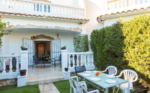 Villa Zefir: Pianta, Proprietà, Mobilia, Tavolo, Costruzione, Sedia, Interior Design, Giallo, Architettura, Tavolo Esterno