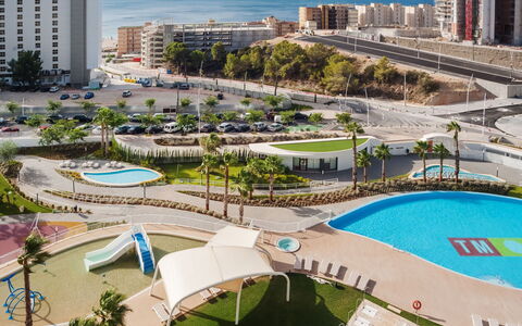 Sunset Waves: Pianta, Acqua, Costruzione, Proprietà, Azzurro, Albero, Piscina, Shade, Finestra, Urban Design