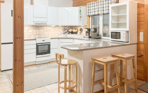 Tahkontupa: Cucina, Mobilia, Interior Design, Pavimentazione, Controsoffitto, Legna, Elettrodomestico Da Cucina, Soffitto, Cabinetry, Pavimento