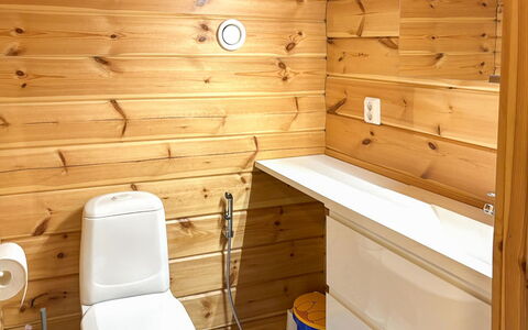 Tahkontupa: Toilet Seat, Pavimentazione, Legna, Gabinetto, Pavimento, Idraulico Fixture, Interior Design, Bagno, Idraulico, Camera