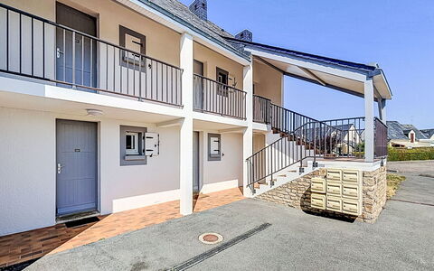 Belle Vue Mer et Piscine: Facciata, Zona Residenziale, Casa, Porta, Materiale Composito, Balcone, Calcestruzzo, Pendenza, Shade, Corrimano