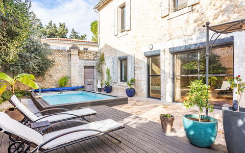 Le Mas Provençal: Pianta, Costruzione, Mobilia, Proprietà, Finestra, Cielo, Vaso Di Fiori, Pianta Della Casa, Azzurro, Blu