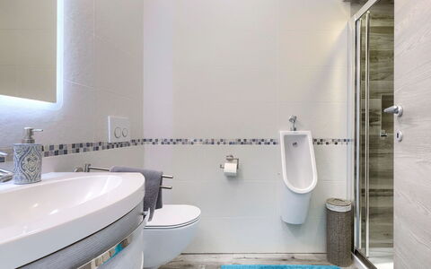 Villa Amaii: Proprietà, Idraulico Fixture, Rubinetto, Bagno, Viola, Blu, Lavandino Del Bagno, Costruzione, Interior Design, Pavimentazione