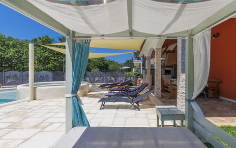 Villa Amaii: Pianta, Shade, Mobili Da Esterno, Interior Design, Piscina, Architettura, Lettino, Tempo Libero, Sedia, Immobiliare