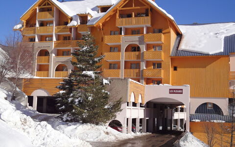Chalets du Soleil: Neve, Costruzione, Finestra, Proprietà, Cielo, Casa, Pendenza, Albero, Villetta, Quartiere
