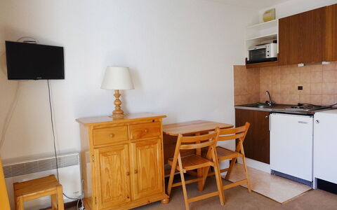 Chalets du Soleil: Camera, Mobilia, Proprietà, Pavimento, Costruzione, Casa, Interior Design, Cabinetry, Latifoglie, Cucina