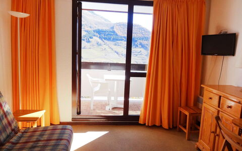 Chalets du Soleil: Tenda, Camera, Finestra Trattamento, Interior Design, Mobilia, Proprietà, Per Finestre, Letto, Camera Da Letto, Tessile