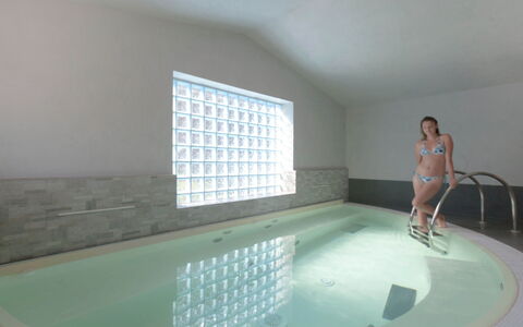 Happy Comfort: Acqua, Piscina, Finestra, Pavimento, Pavimentazione, Costruzione, Tempo Libero, Ricreazione, Shade, Materiale Composito