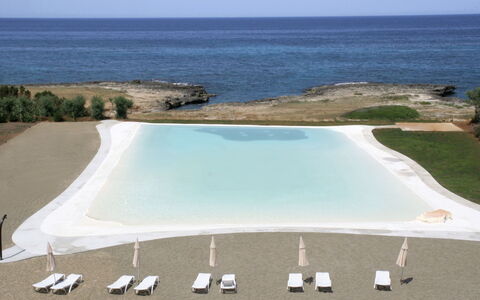 Carovigno 680: Acqua, Cielo, Proprietà, Azzurro, Mobili Da Esterno, Piscina, Spiaggia, Corpo D'Acqua, Shade, Costiera E Morfologie Oceanic