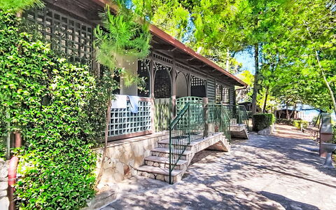 Happy Easy: Shade, Giardino, Recinzione, Struttura Esterna, Cortile, Flagstone, Mobili Da Esterno, Backyard, Passerella, Eco Hotel