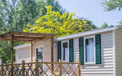 Happy Easy: Cielo, Finestra, Albero, Costruzione, Legna, Villetta, Shade, Casa, Porta, Zona Residenziale