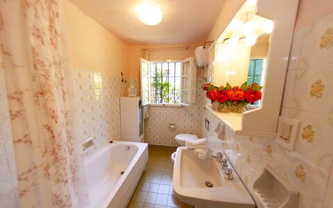 Alla Collina Del Sole: Vasca Da Bagno, Idraulico Fixture, Proprietà, Bagno, Costruzione, Interior Design, Architettura, Finestra, Specchio, Pianta