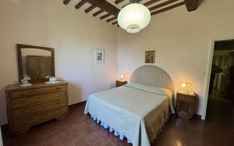 Alla Collina Del Sole: Letto, Mobilia, Camera Da Letto, Parete, Lenzuolo, Pavimentazione, Bedding, Interior Design, Legna, Pavimento