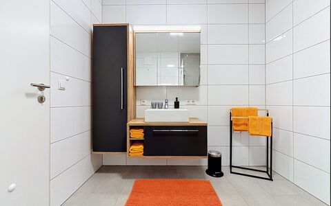 Apart Annabell: Pavimentazione, Interior Design, Pavimento, Parete, Idraulico Fixture, Legna, Mobiletto Del Bagno, Bagno, Cabinetry, Specchio