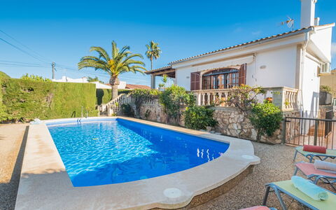 Dofins Bahia Azul: Acqua, Cielo, Pianta, Costruzione, Proprietà, Piscina, Azzurro, Shade, Albero, Architettura